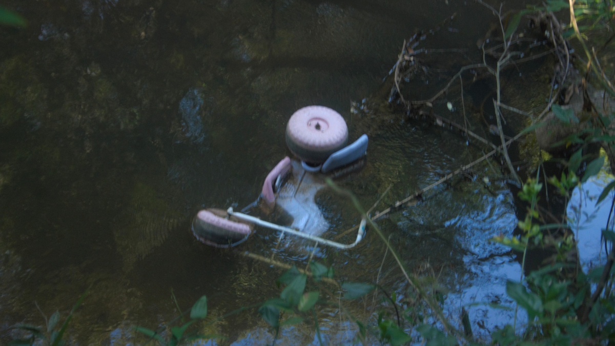 DESCARTE IRREGULAR DE LIXO POLUI O RIO DAS MORTES EM BARBACENA