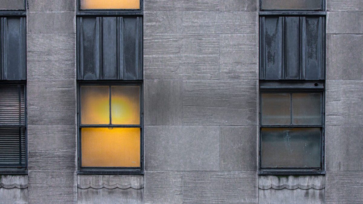 A solidão das janelas acesas