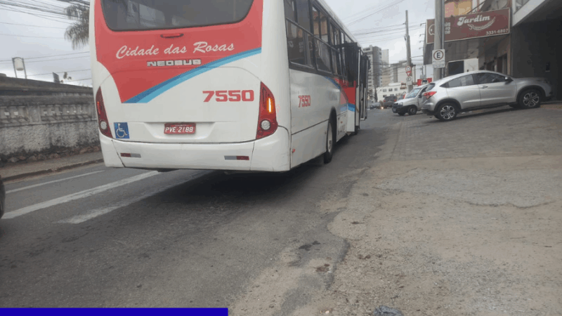 Ônibus quebra e deixa passageiros a pé no início da manhã em Barbacena