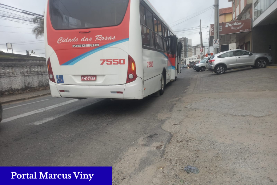 Ônibus quebra e deixa passageiros a pé no início da manhã em Barbacena