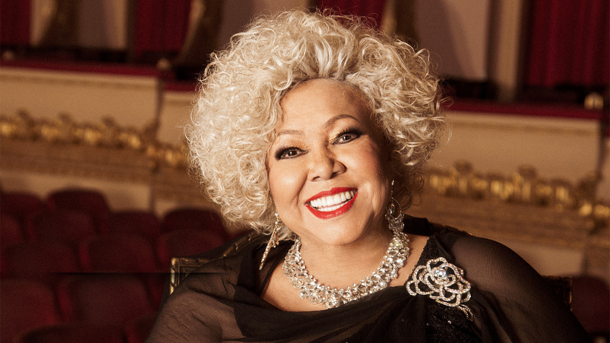 Show de Alcione divide opiniões e gera debate nas redes durante anúncio dos 312 anos de São João del-Rei