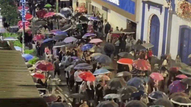 Mesmo sob chuva, multidão lota o Centro de Barbacena na abertura do Sonho de Natal 2025