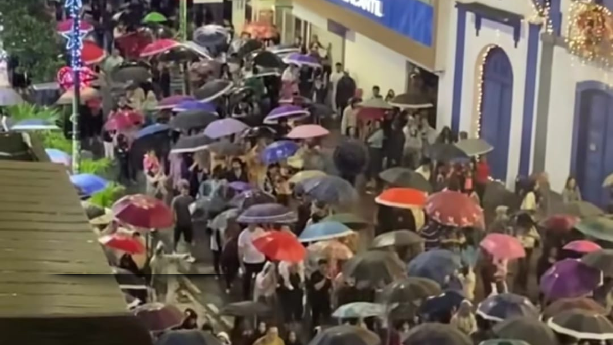 Mesmo sob chuva, multidão lota o Centro de Barbacena na abertura do Sonho de Natal 2025