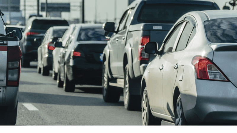 Trânsito Travado no Centro de Barbacena Gera Reclamações e Exige Paciência dos Motoristas