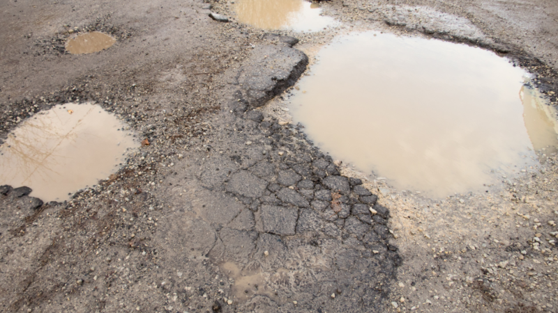 Reclamações sobre buracos nas ruas disparam nas redes sociais e expõem abandono em Barbacena