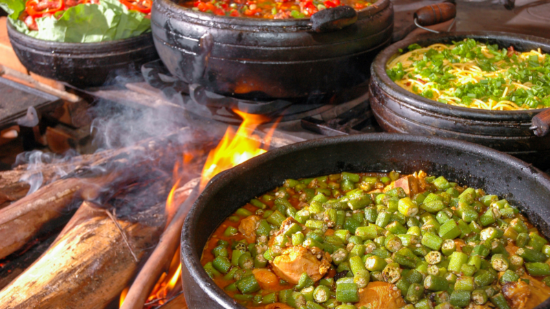 Frango com quiabo: o prato mineiro perfeito para reunir a família no fim de semana