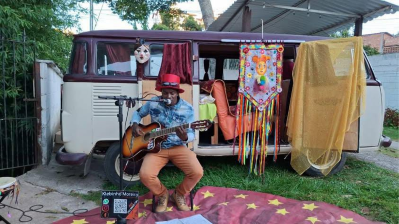 A Arte de Rua como Protesto: a voz e o violão que ecoam resistência em Barbacena