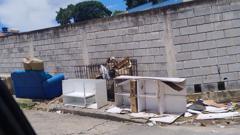 Calçada vira lixão no Centro de Barbacena e moradores denunciam risco a crianças e idosos