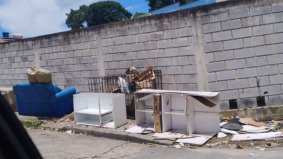 Calçada vira lixão no Centro de Barbacena e moradores denunciam risco a crianças e idosos