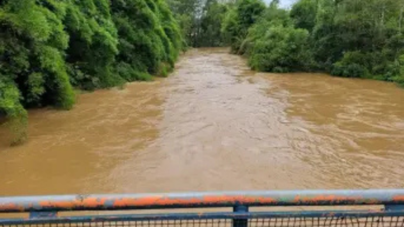Rio Bandeirinhas sobe 1,30 metro e acende alerta em Antônio Carlos