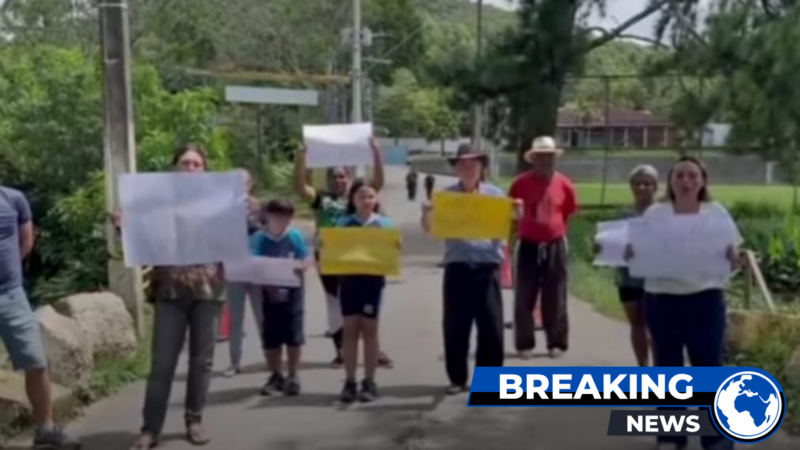 Moradores protestam por solução para ponte que dá acesso à escola no distrito de Senhora das Dores