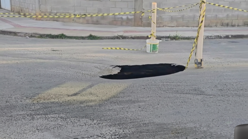 Cratera se abre após vazamento de água e gera alerta na região do bairro Ibiapaba