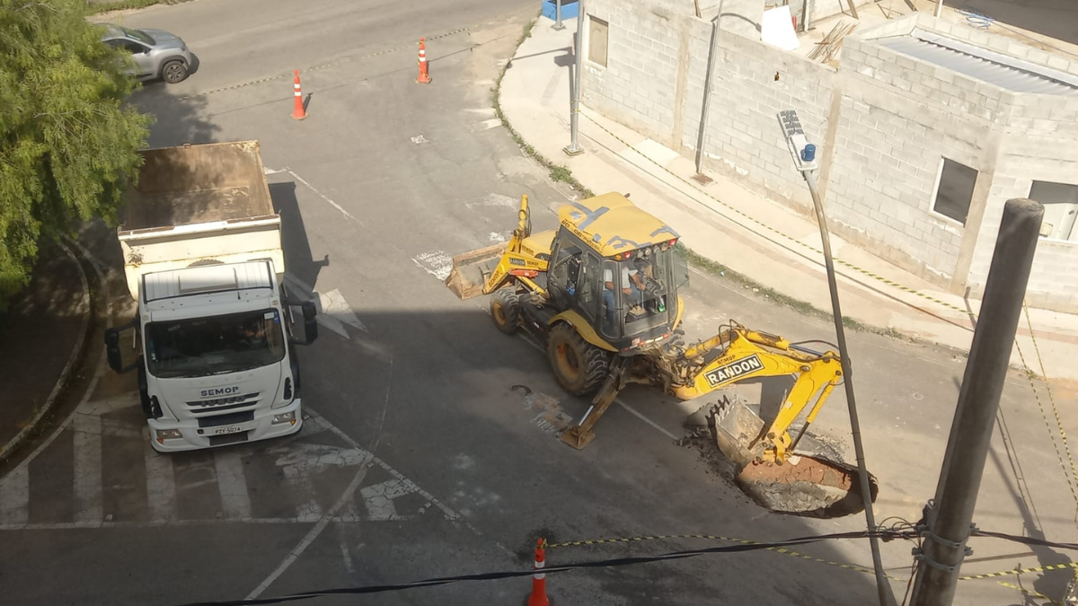 Prefeitura age rápido e inicia reparo de cratera no bairro Ibiapaba em Barbacena