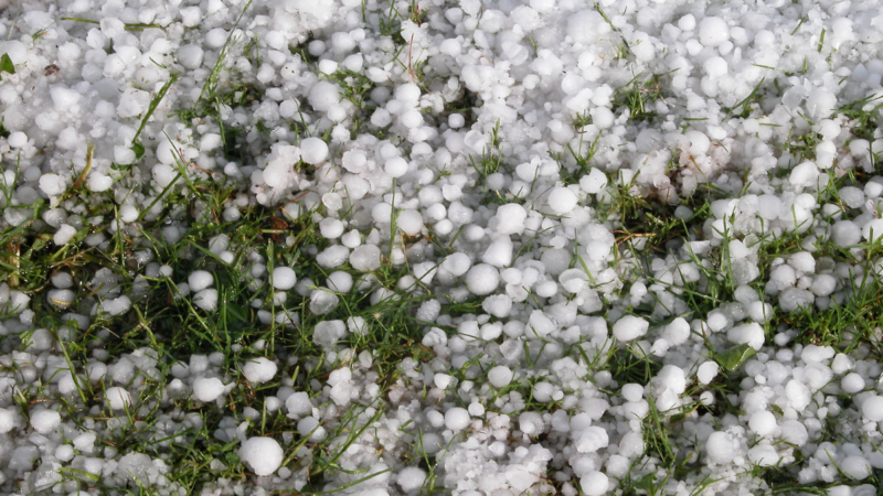 Temporal com granizo causa danos e mobiliza equipes em Santos Dumont