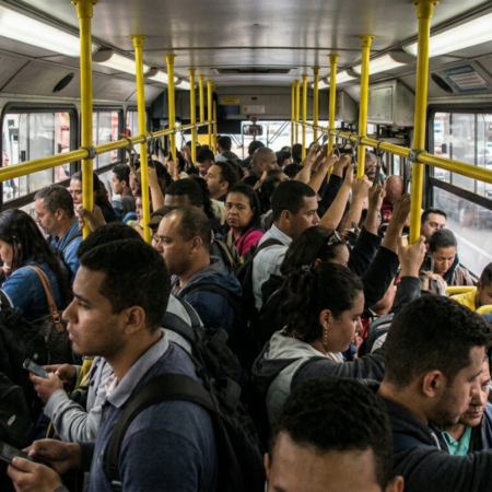 Estudantes denunciam superlotação e atrasos na linha de ônibus que atende campus da Unipac em Campolide