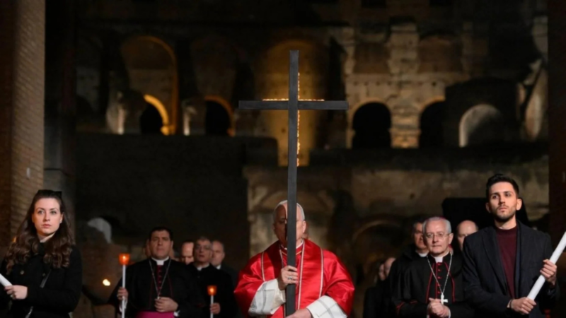 Papa Leão XIV conduz a cruz durante todas as estações da Via-Sacra e emociona fiéis