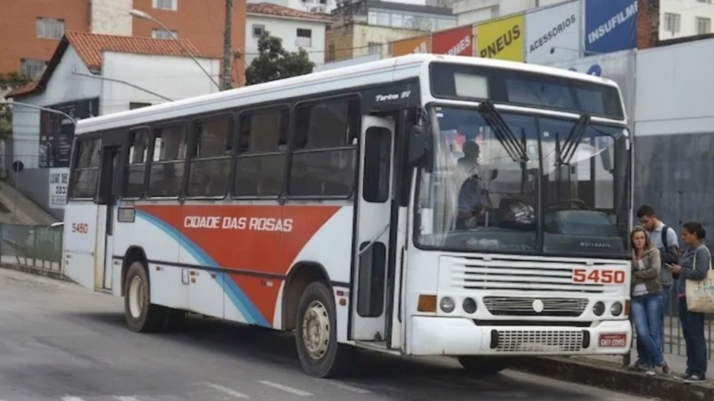 Passageiro cai de ônibus em movimento e caso volta a expor crise no transporte público de Barbacena