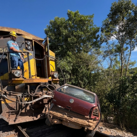 Tragédia nos trilhos: carro é arrastado por trem por 200 metros e motorista morre em Alfredo Vasconcelos