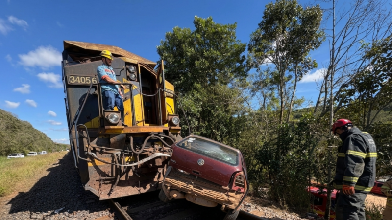 Tragédia nos trilhos: carro é arrastado por trem por 200 metros e motorista morre em Alfredo Vasconcelos